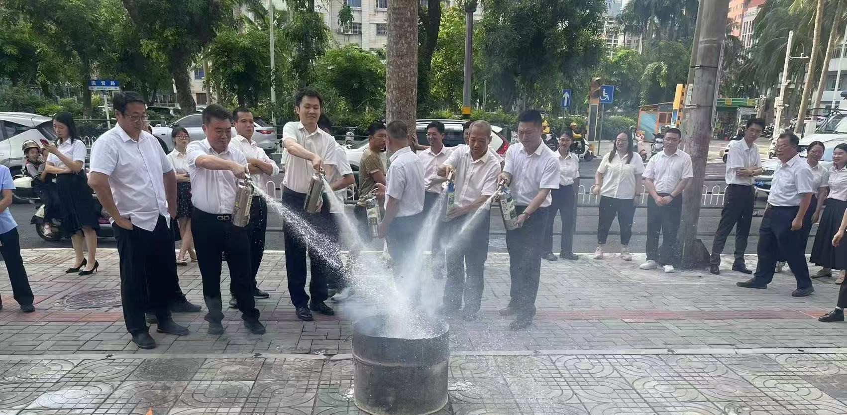 農(nóng)發(fā)行海南省分行開展防暴防搶、消防安全應(yīng)急演練活動(dòng)